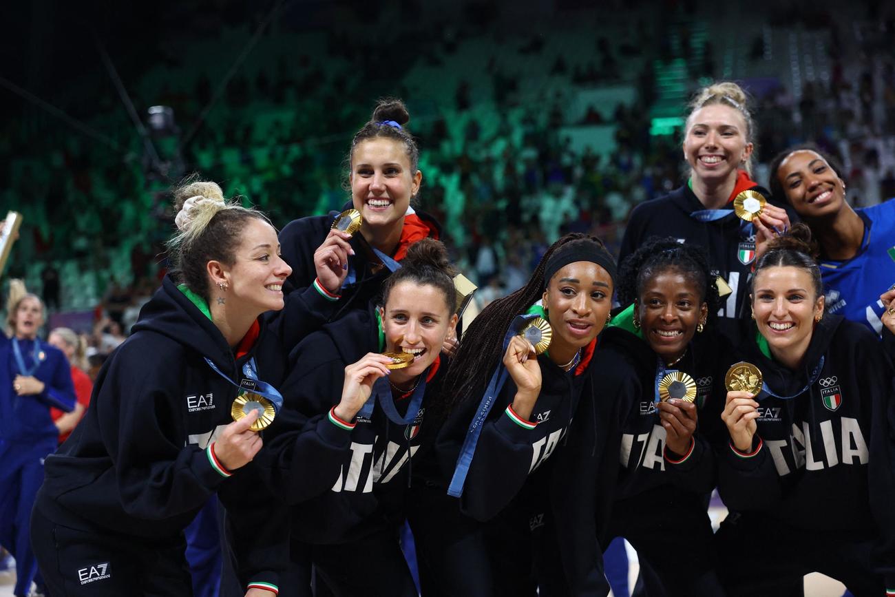 表彰台で金メダルを見せるイタリアの選手たち（ロイター）