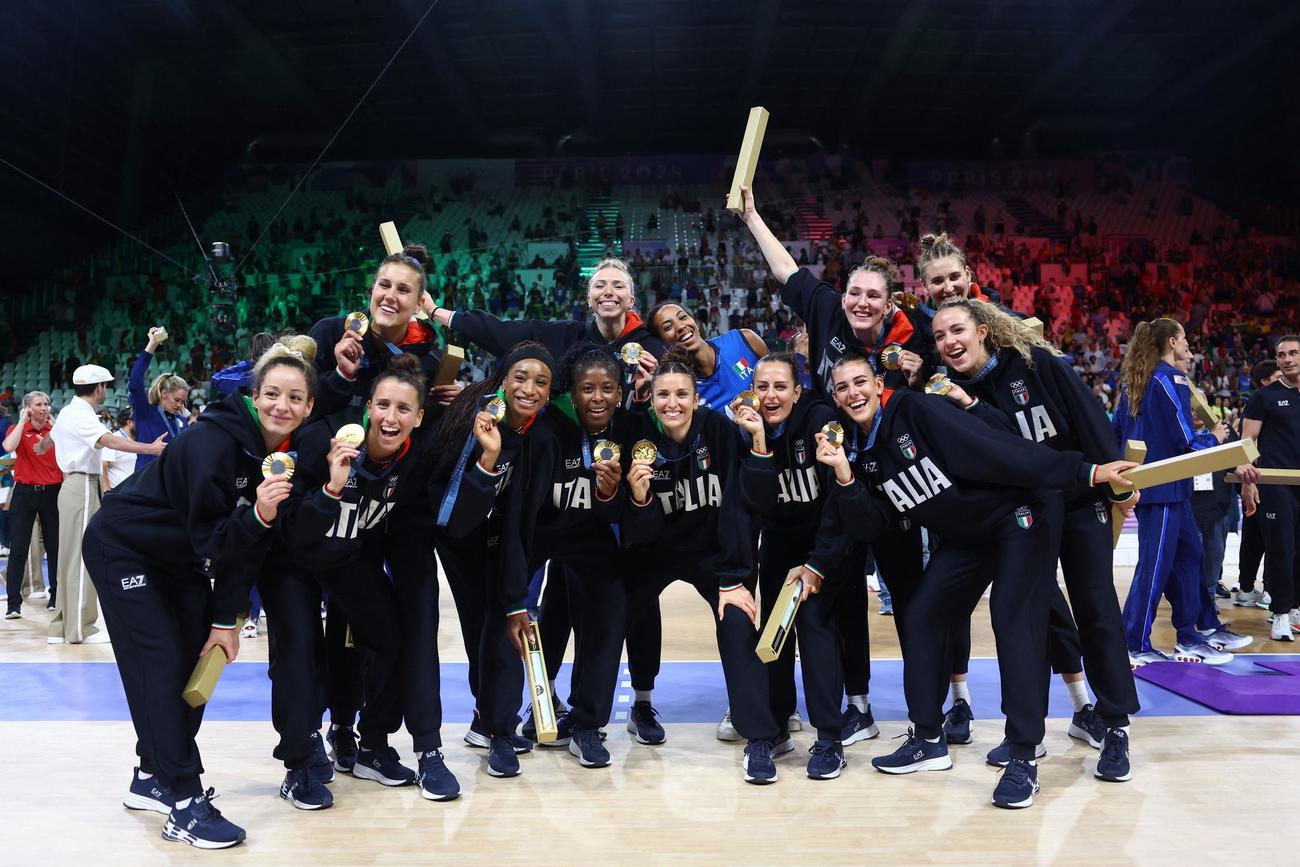 表彰台で金メダルを見せるイタリアの選手たち（ロイター）