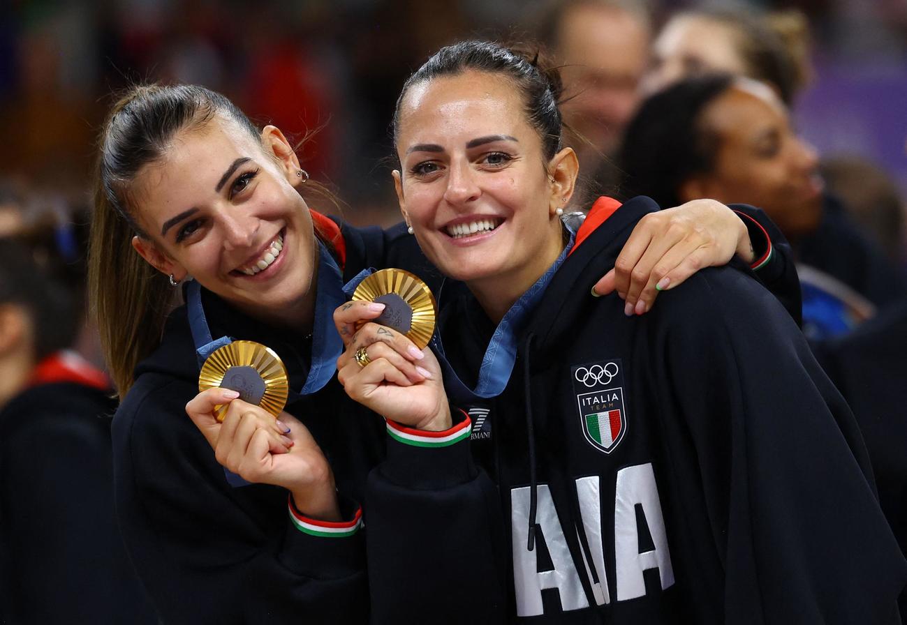 表彰台で金メダルを見せるイタリアの選手たち（ロイター）