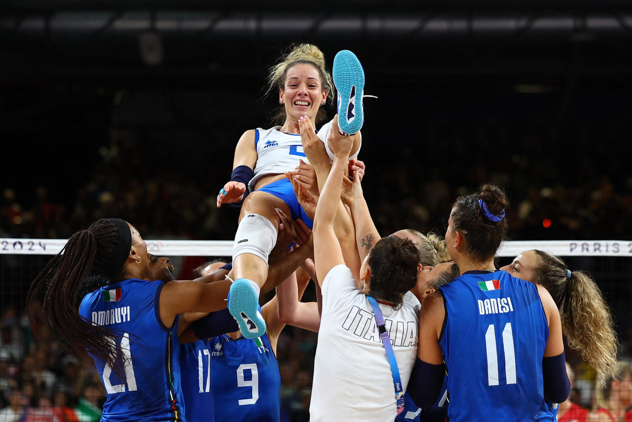 五輪初制覇を果たし、胴上げされるイタリアのモニカ・デジェンナーロ（ロイター）