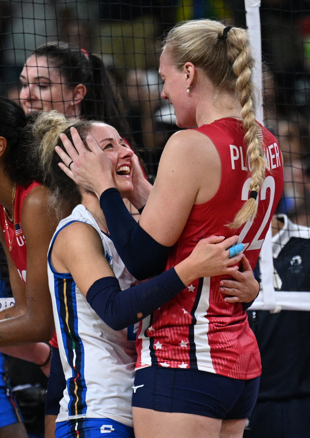 米国のプラマー（右）に祝福されるイタリアのモニカ・デジェンナーロ（ロイター）