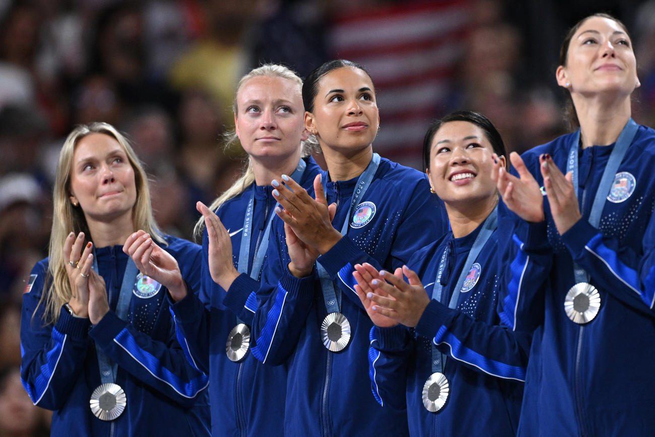 表彰台で拍手する米国の選手たち（ロイター）
