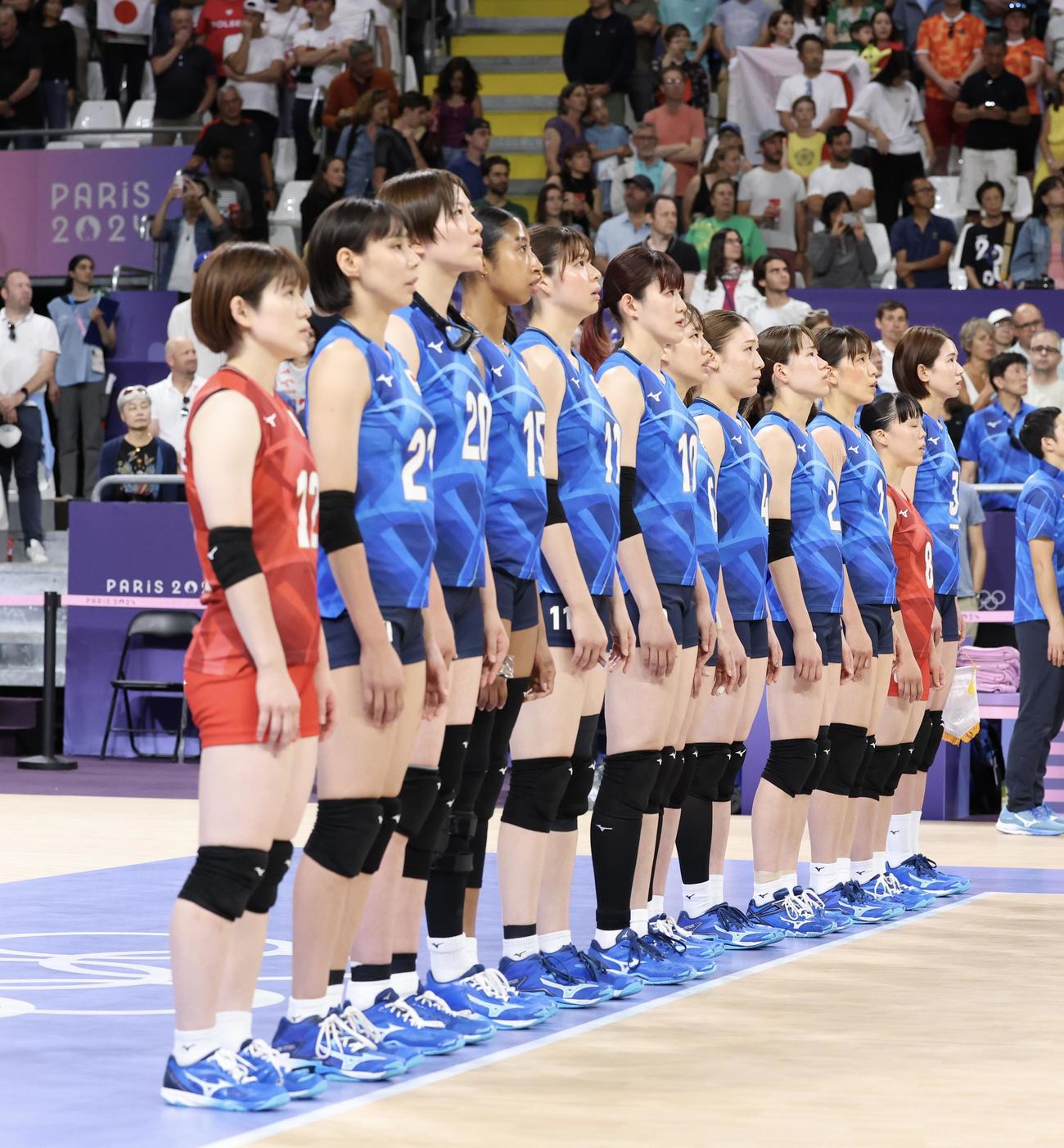 日本対ポーランド　開始前、君が代に臨む女子日本代表（2024年7月28日撮影）