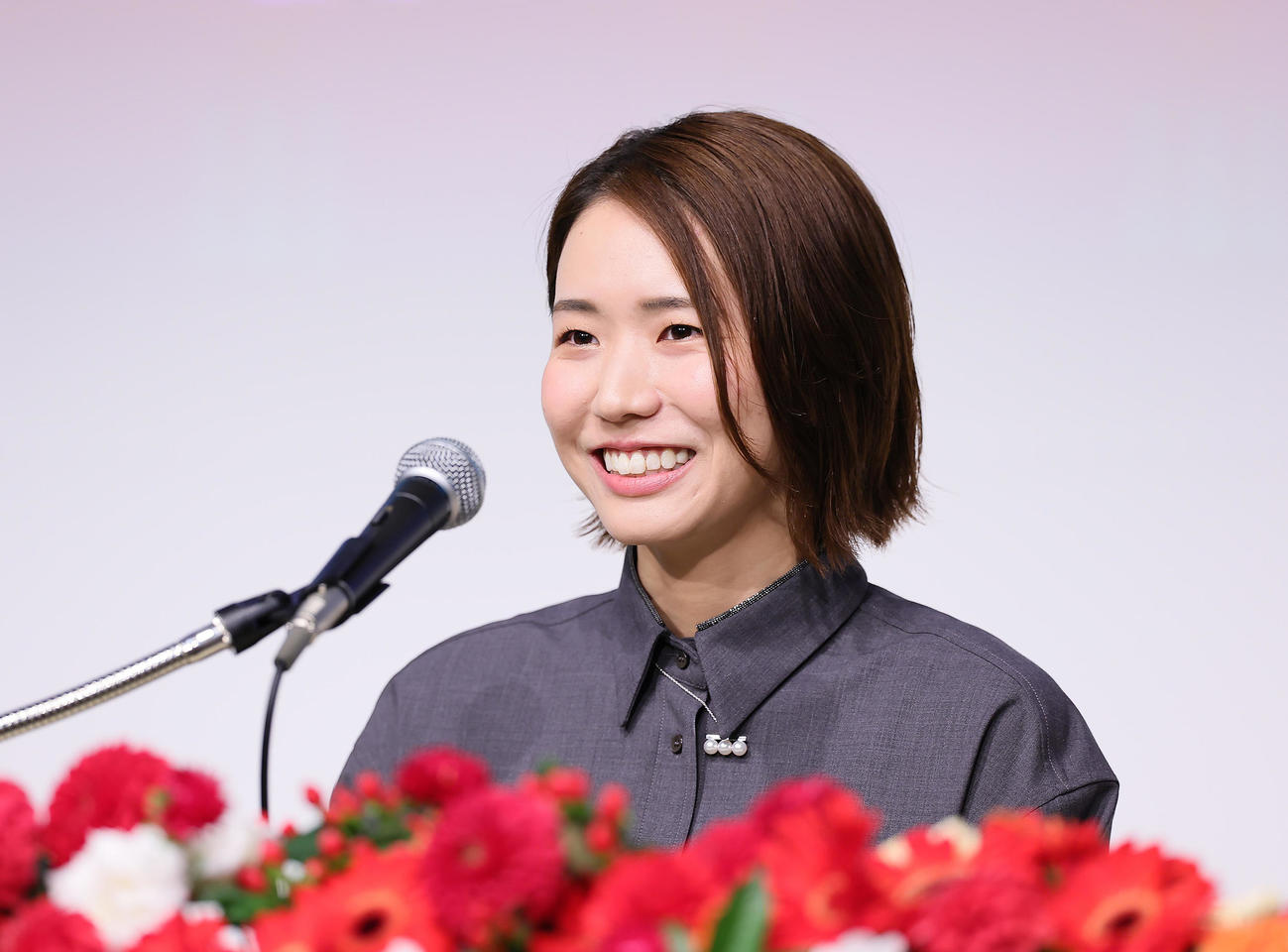 引退会見で笑顔を見せる古賀（撮影・足立雅史）