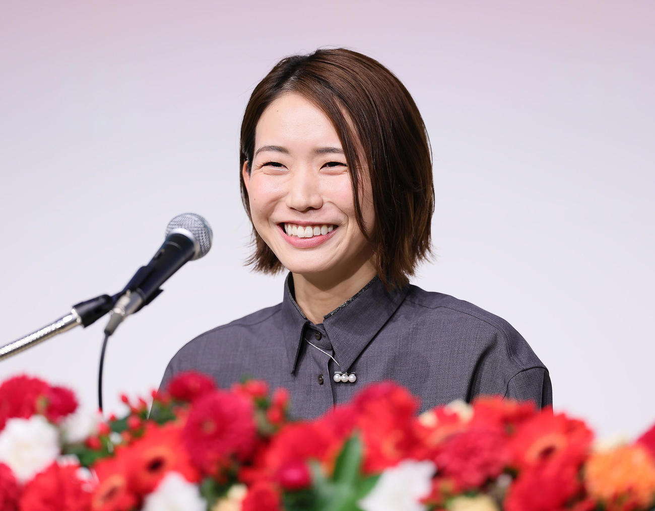 引退会見で笑顔を見せる古賀（撮影・足立雅史）