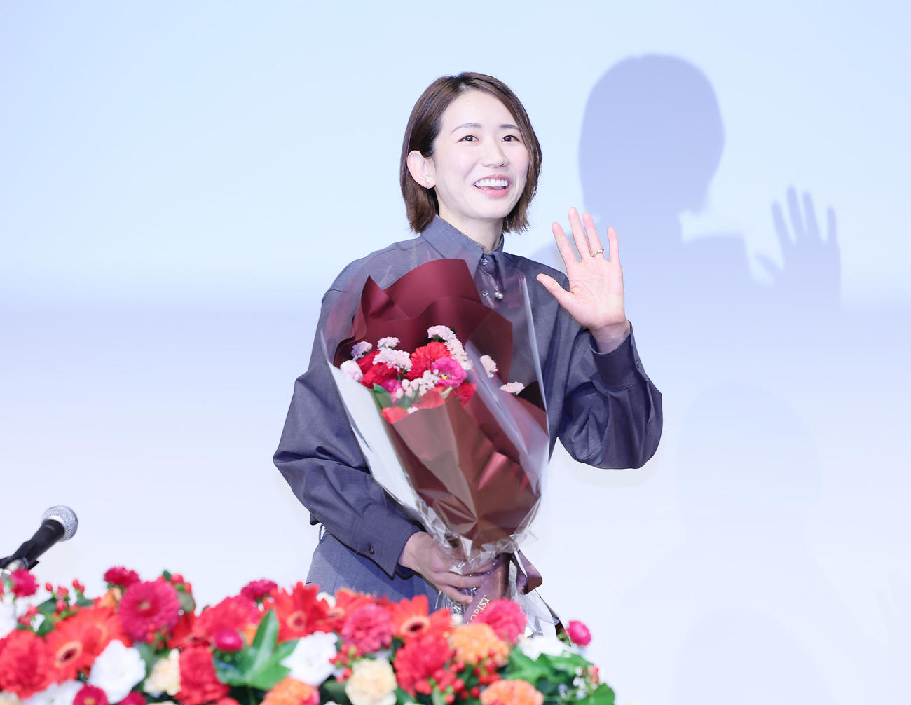 引退会見を終え、笑顔で会場を後にする古賀（撮影・足立雅史）