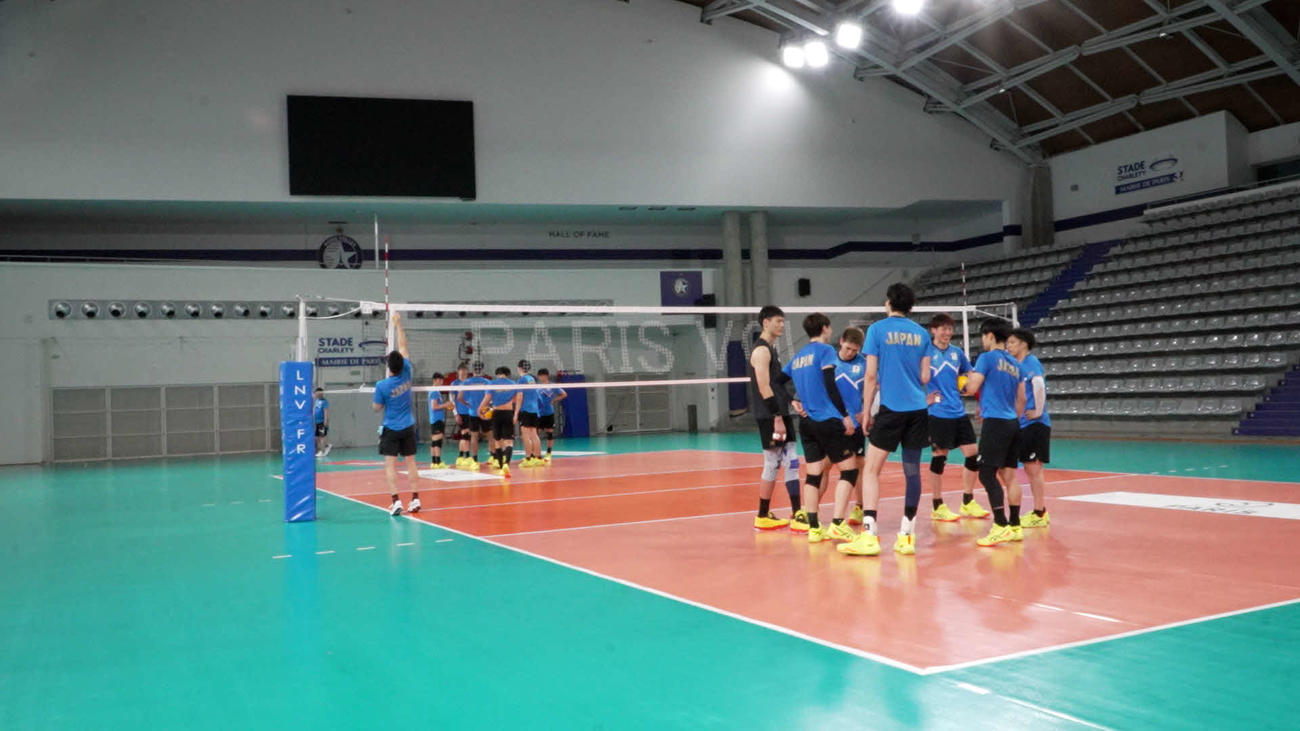 パリ五輪準々決勝前の練習に臨む男子代表（C）JVA