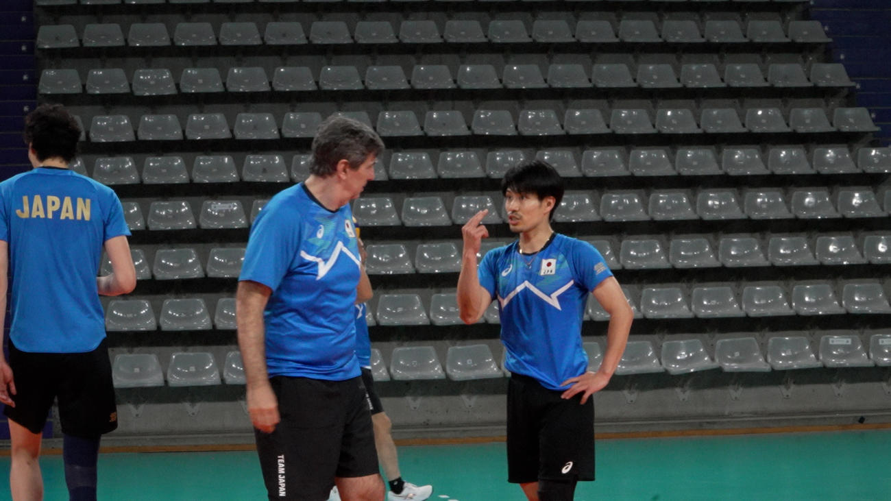 パリ五輪準々決勝前の練習でフィリップ・ブラン監督（左）と話す関田誠大（C）JVA