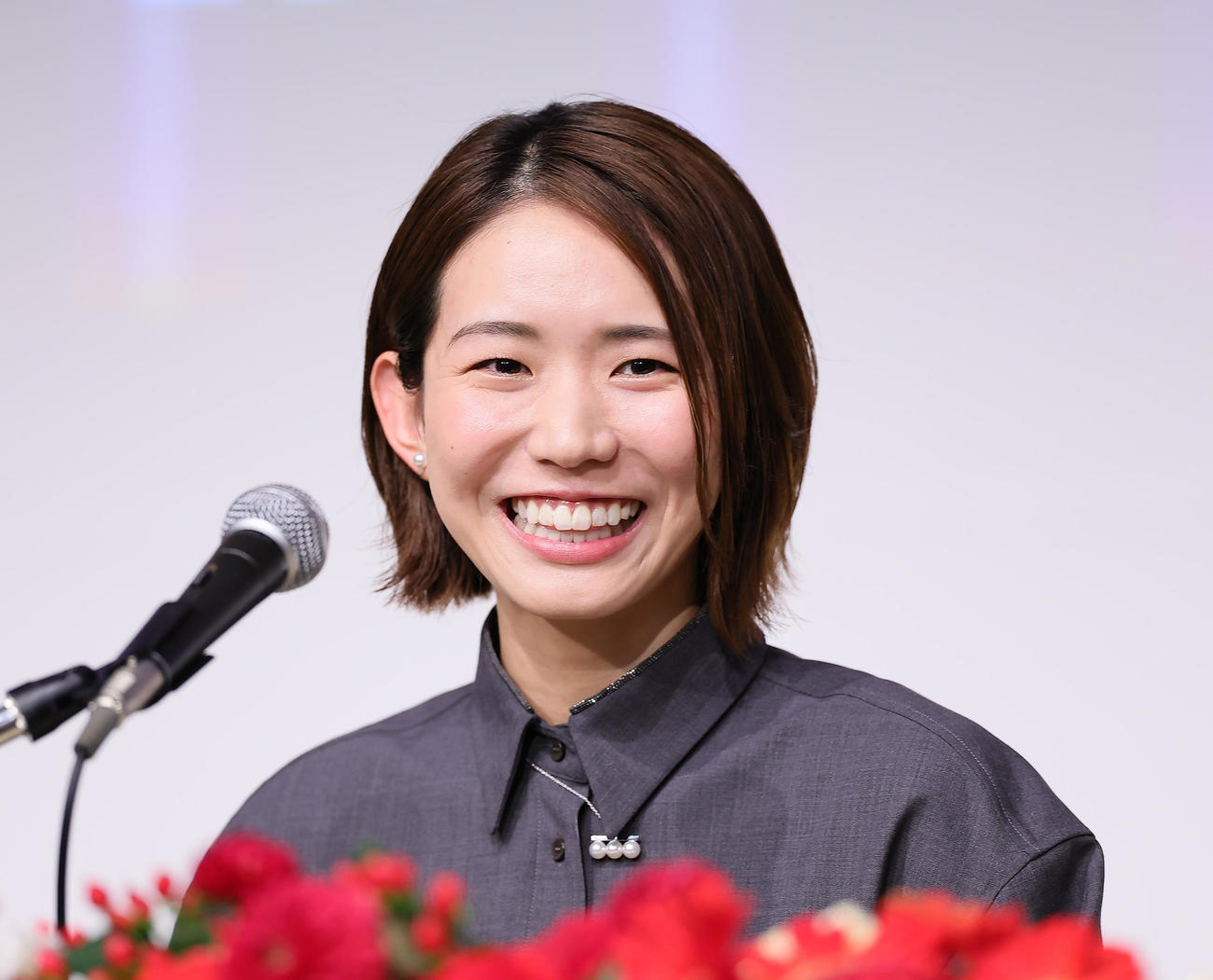 引退会見で笑顔を見せる古賀（撮影・足立雅史）