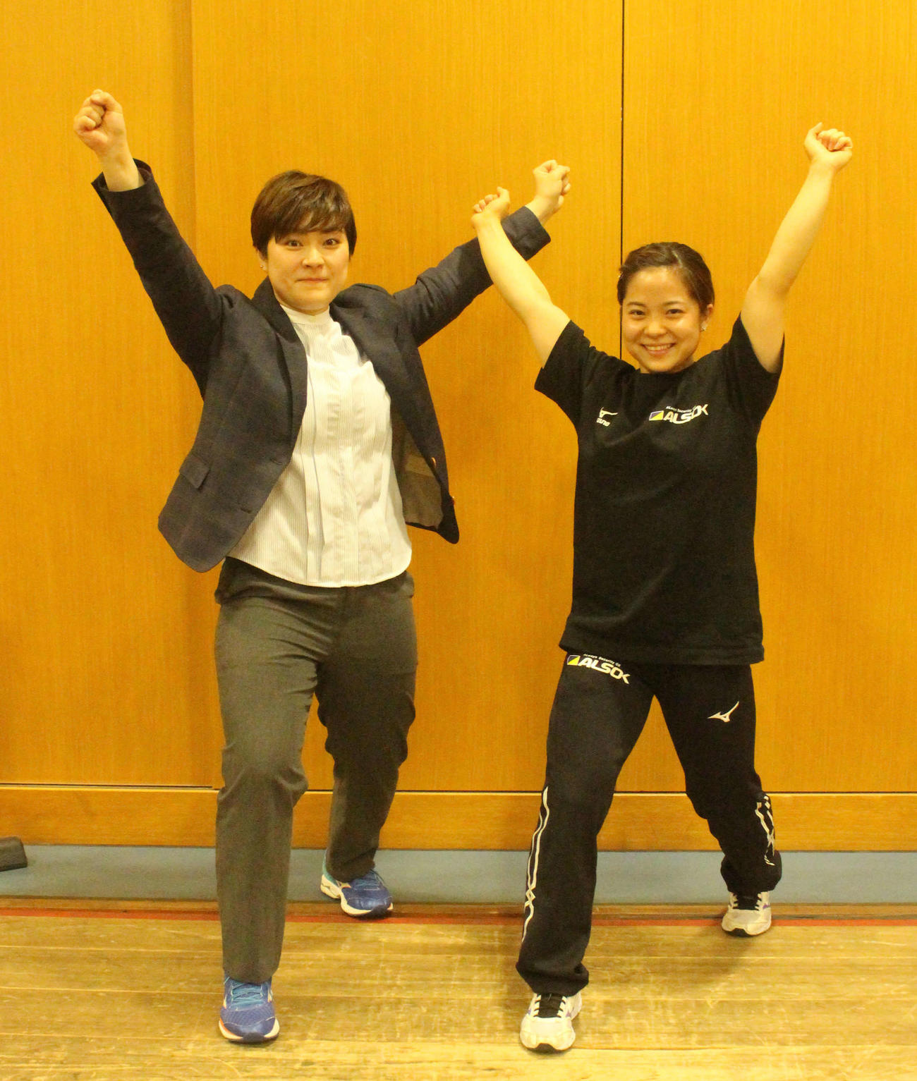 パリ五輪重量挙げ女子49キロ級代表の鈴木梨羅（右）と“同志”で16年リオ五輪代表の松本潮霞