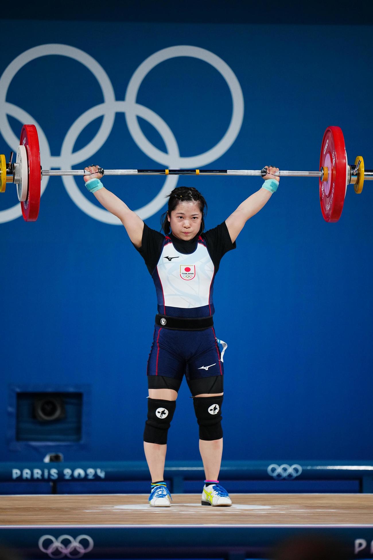 重量挙げ女子49キロ級、スナッチで83キロを挙げる鈴木（撮影・垰建太）
