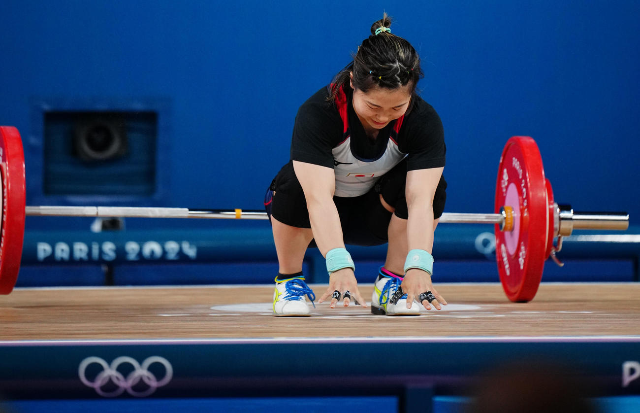 重量挙げ女子49キロ級、スナッチで85キロ2本目を挙げられず悔しがる鈴木（撮影・垰建太）