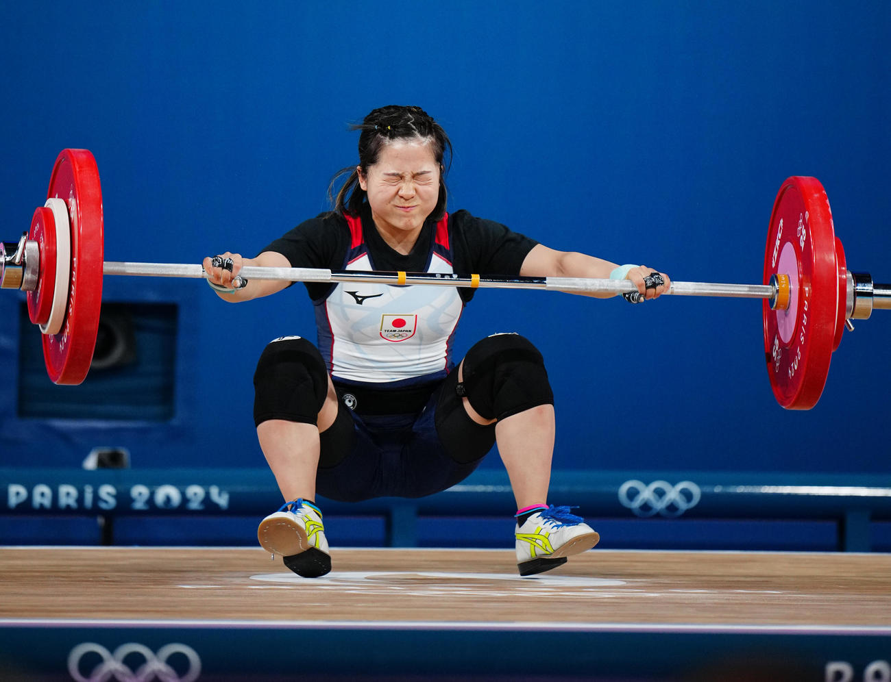 重量挙げ女子49キロ級、スナッチで85キロ1本目のリフトに失敗する鈴木（撮影・垰建太）