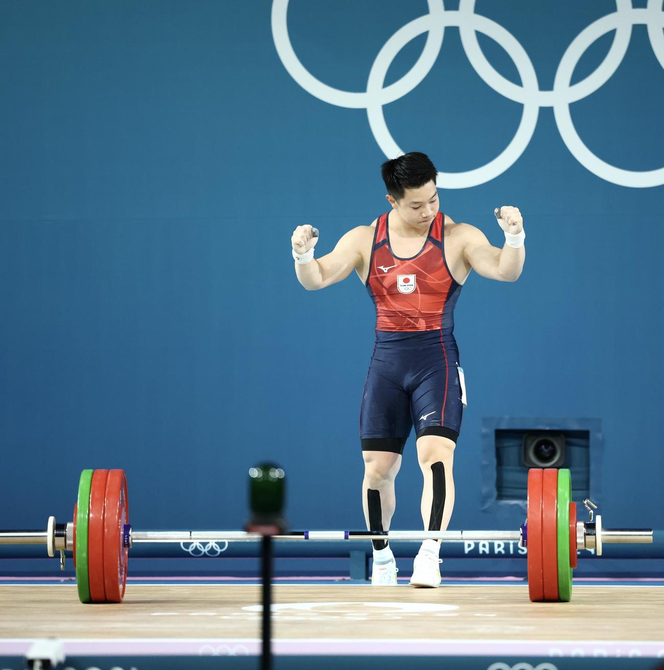 重量挙げ男子73キロ級　スナッチ151キロに成功しガッツポーズする宮本（撮影・河田真司）