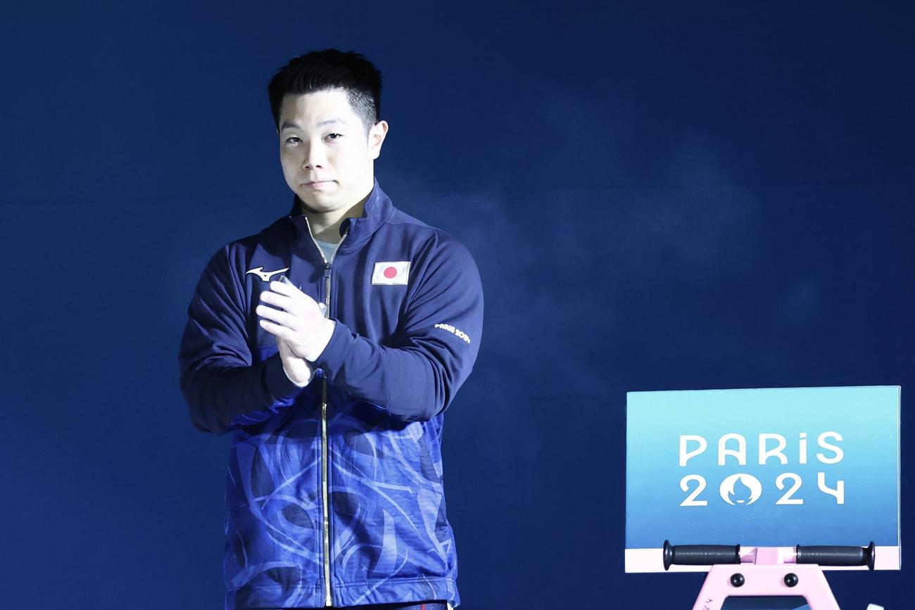 重量挙げ男子73キロ級　入場する宮本（撮影・河田真司）