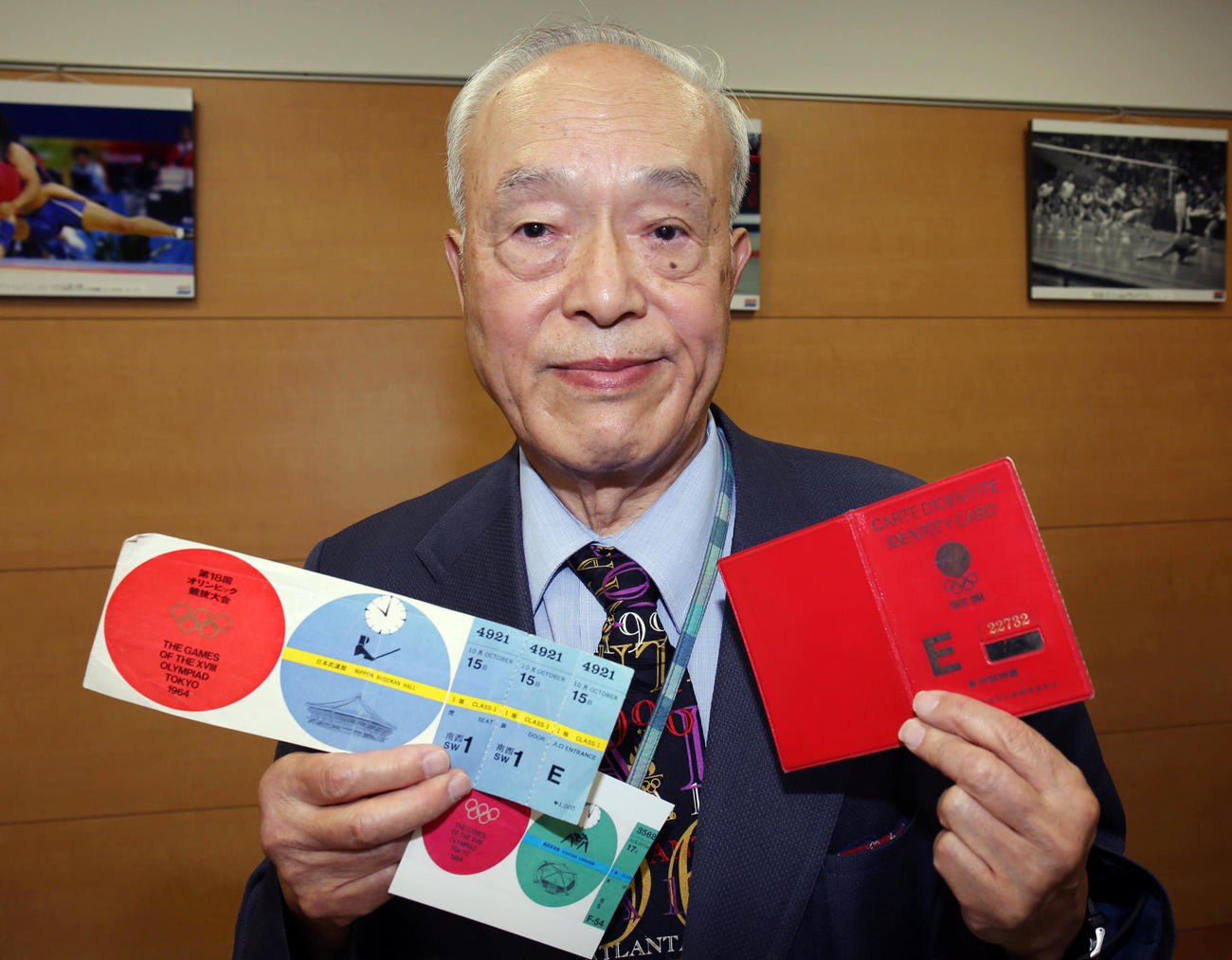 連載「日刊スポーツ　東京オリンピック特集」　1964年東京五輪の記者IDや入場券を手にする宮沢正幸さん＝2015年10月6日