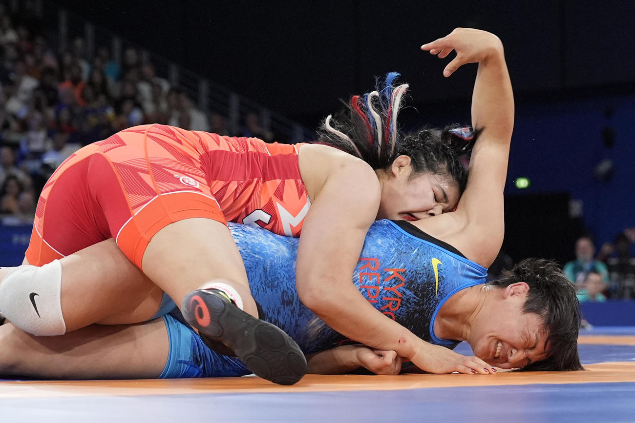 女子68キロ級準々決勝　第2ピリオド、バックをとりポイントを奪った尾崎野乃香（AP）