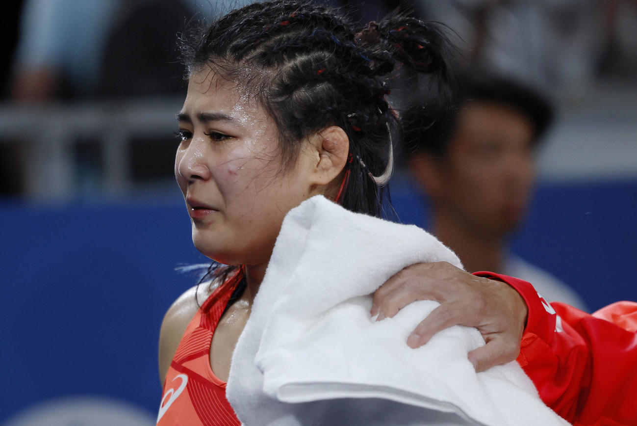 女子68キロ級準々決勝で敗れ、引き揚げる尾崎野乃香（共同）