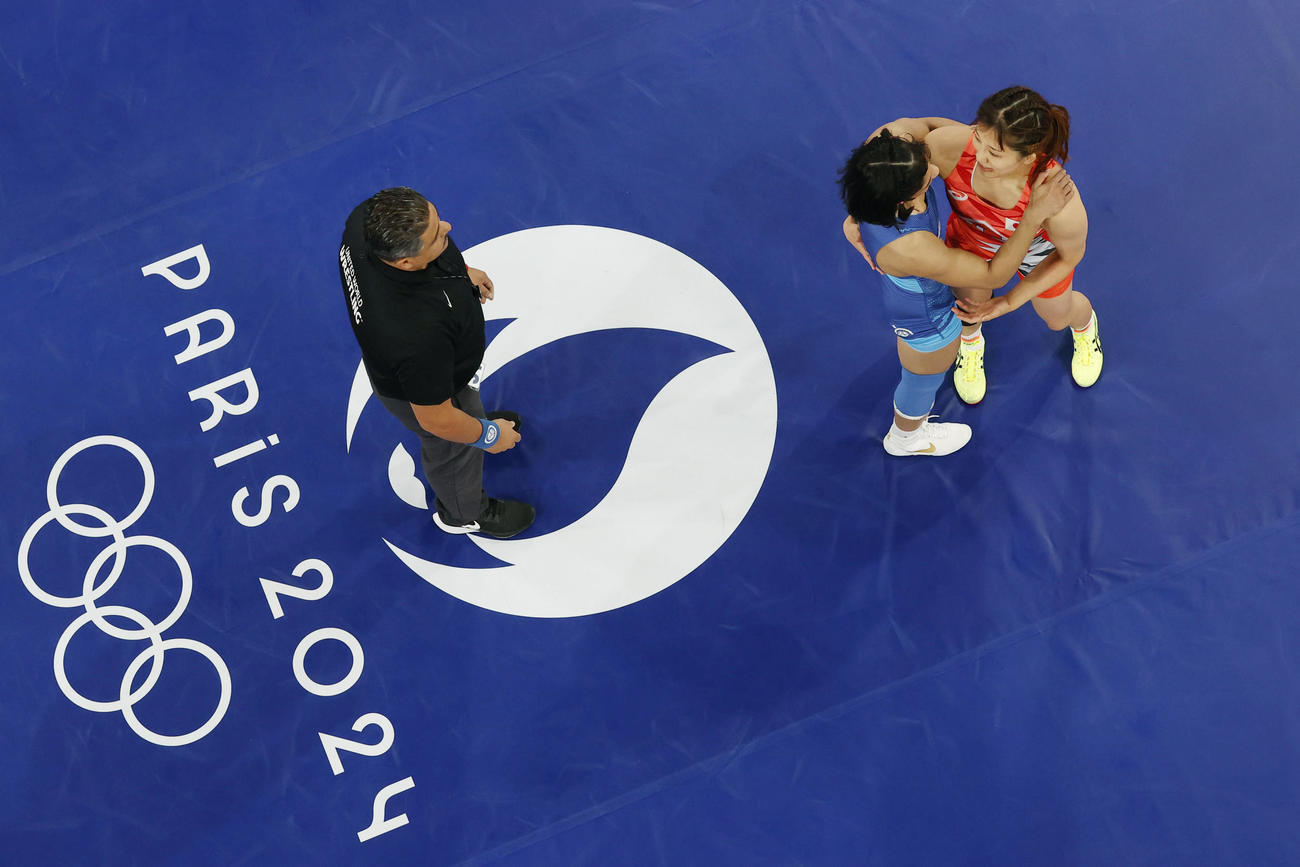 女子50キロ級1回戦　初戦で敗れ、インド選手と健闘をたたえ合う須崎優衣（右）＝パリ（共同）