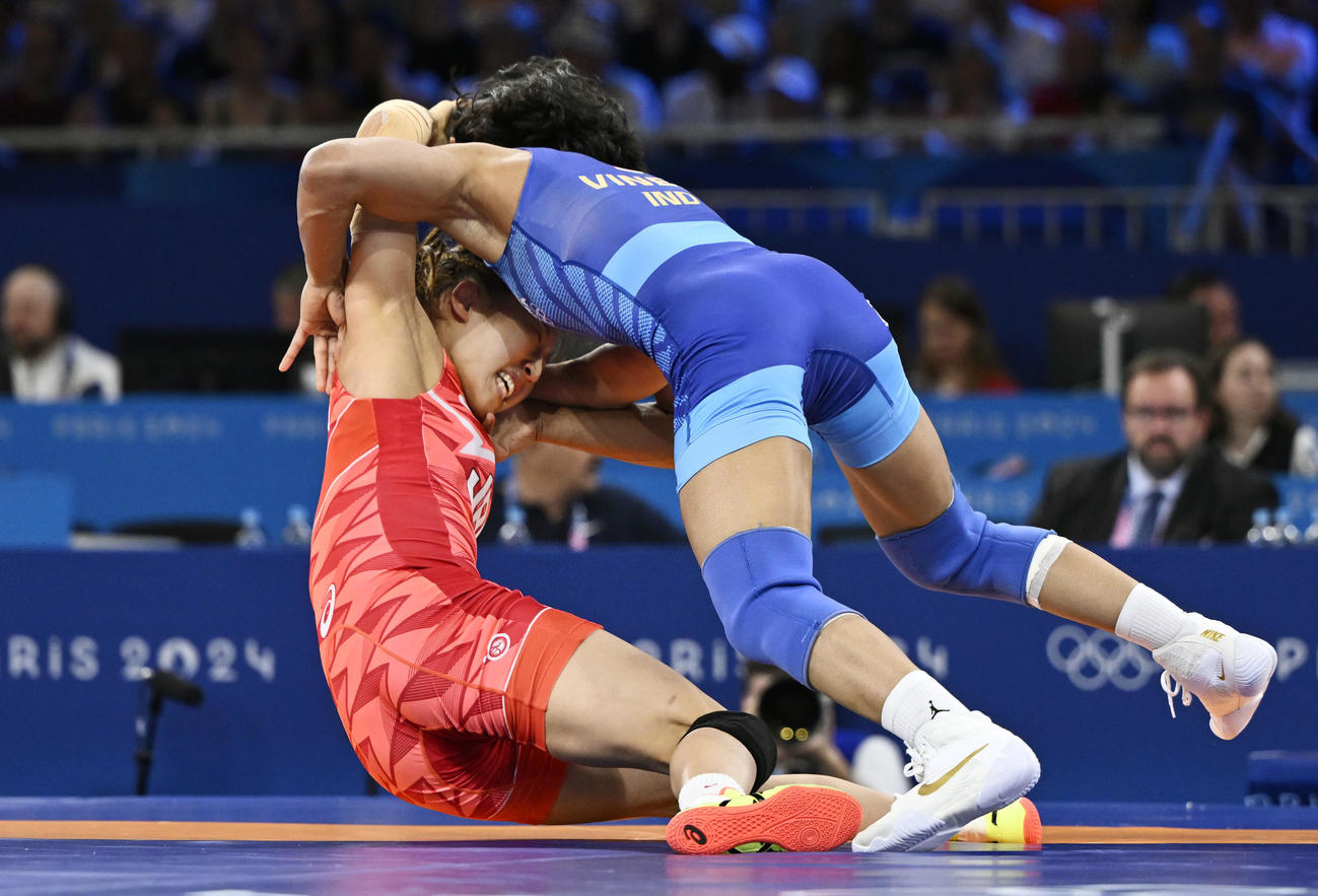 女子50キロ級1回戦　インド選手に攻められる須崎優衣（共同）
