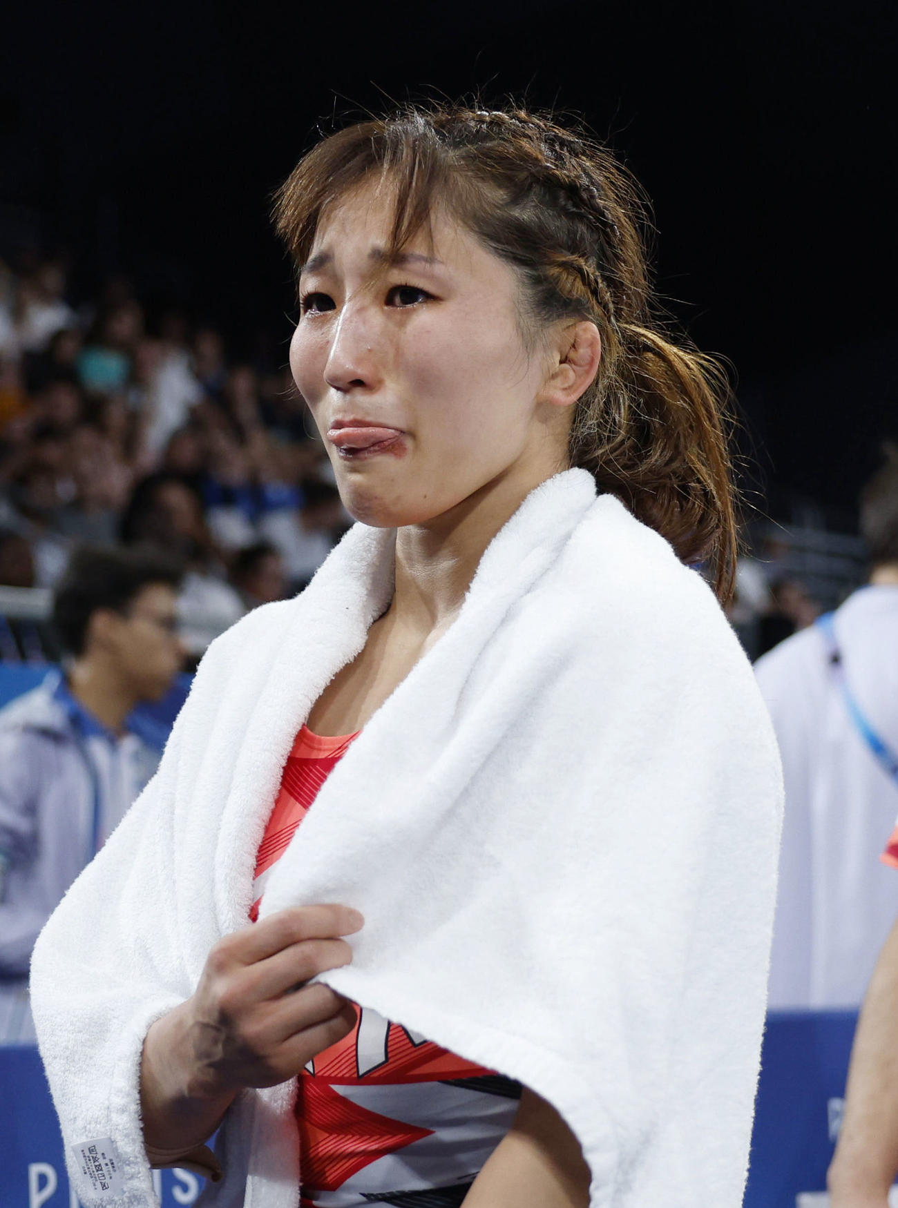 女子50 キロ 級1回戦　初戦で敗れ涙を浮かべる須崎優衣＝パリ（共同）