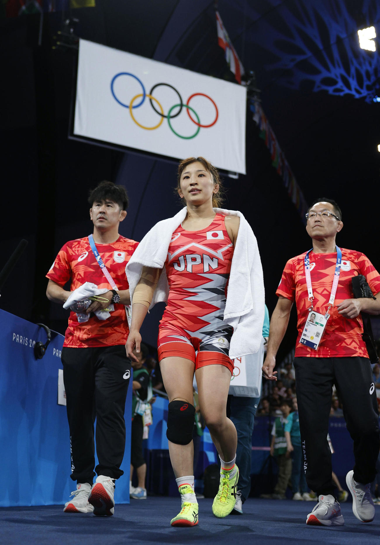 女子50 キロ 級1回戦　初戦で敗れ引き揚げる須崎優衣＝パリ（共同）