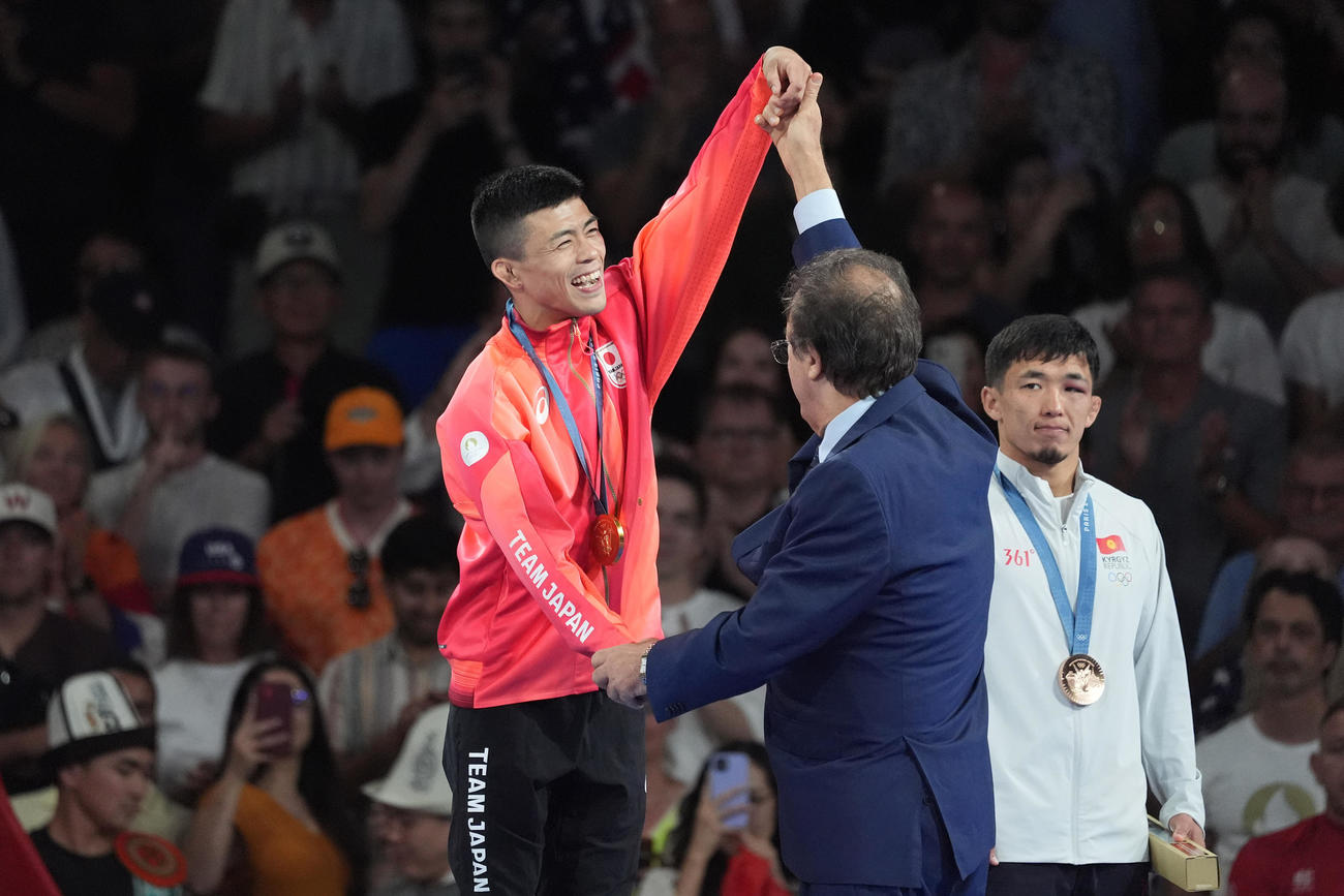 パリ五輪　レスリング男子グレコローマンスタイル60キロ級決勝　表彰式で笑顔を見せる文田健一郎（撮影・パオロ　ヌッチ）
