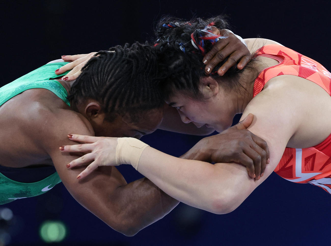 レスリング女子68キロ級　ナイジェリアのオボルドゥドゥ（左）を破り、銅メダルを獲得した尾崎野乃香（ロイター）