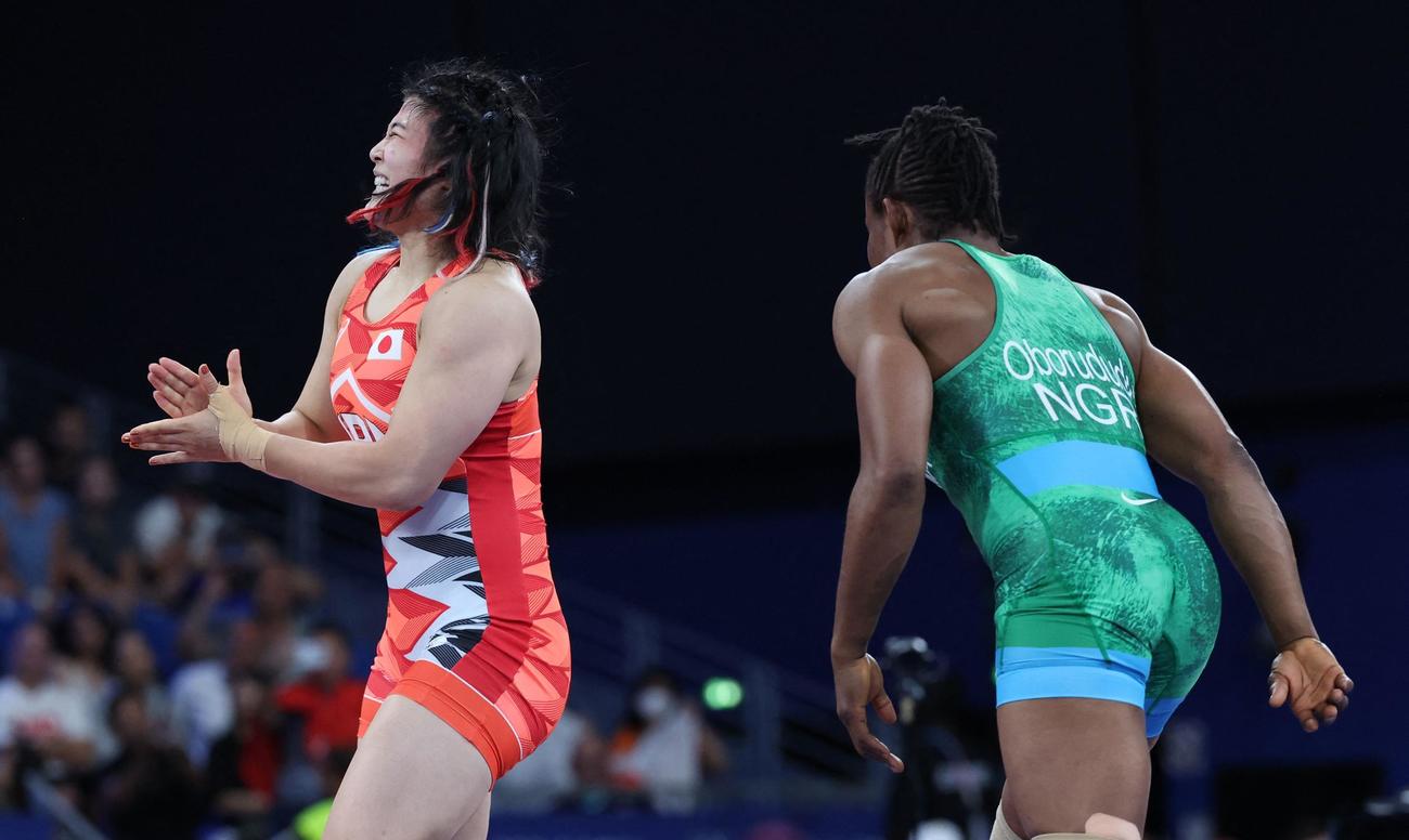 レスリング女子68キロ級　ナイジェリアのオボルドゥドゥ（右）を破り、銅メダルを獲得した尾崎野乃香（ロイター）