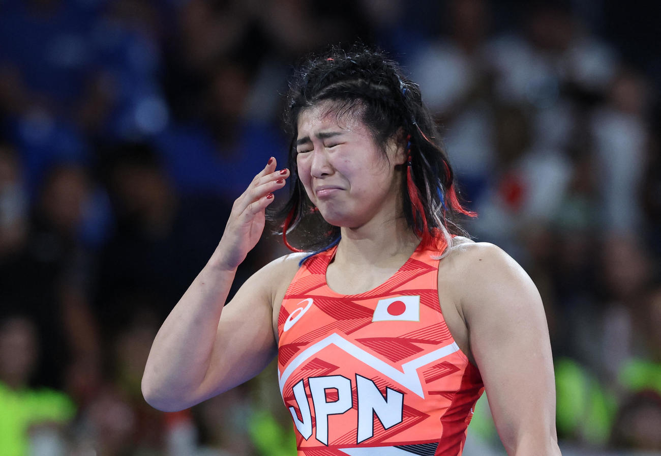 女子68キロ級3位決定戦でナイジェリア選手（左）に勝利し、銅メダルを獲得した尾崎野乃香は涙を見せる（共同）