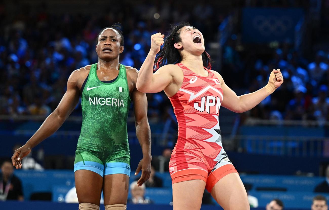 女子68 キロ 級3位決定戦でナイジェリア選手（左）に勝利し、銅メダルを獲得した尾崎野乃香は雄叫びを上げる（ロイター）