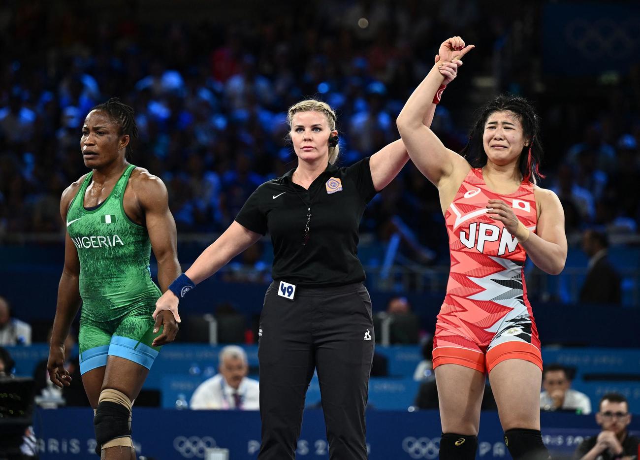 レスリング女子68キロ級　ナイジェリアのオボルドゥドゥ（左）を破り、銅メダルを獲得した尾崎野乃香（ロイター）