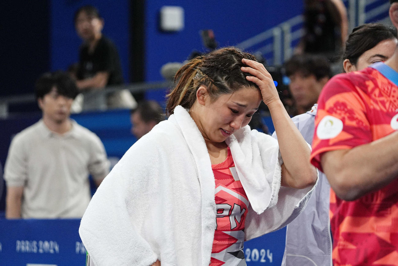 2024年8月6日レスリング女子50キロ級1回戦　ビネシュに敗れて涙を流す須崎