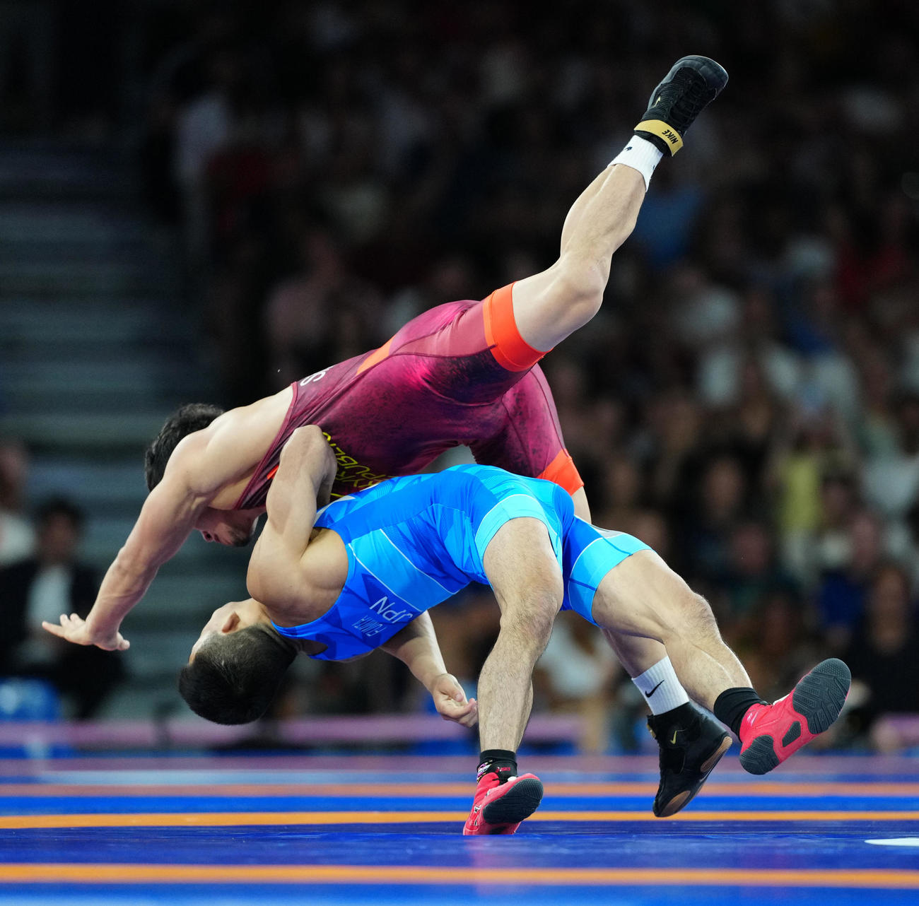 男子グレコローマンスタイル60キロ級準決勝でシャルシェンベコフ（上）を投げる文田（2024年8月6日撮影）