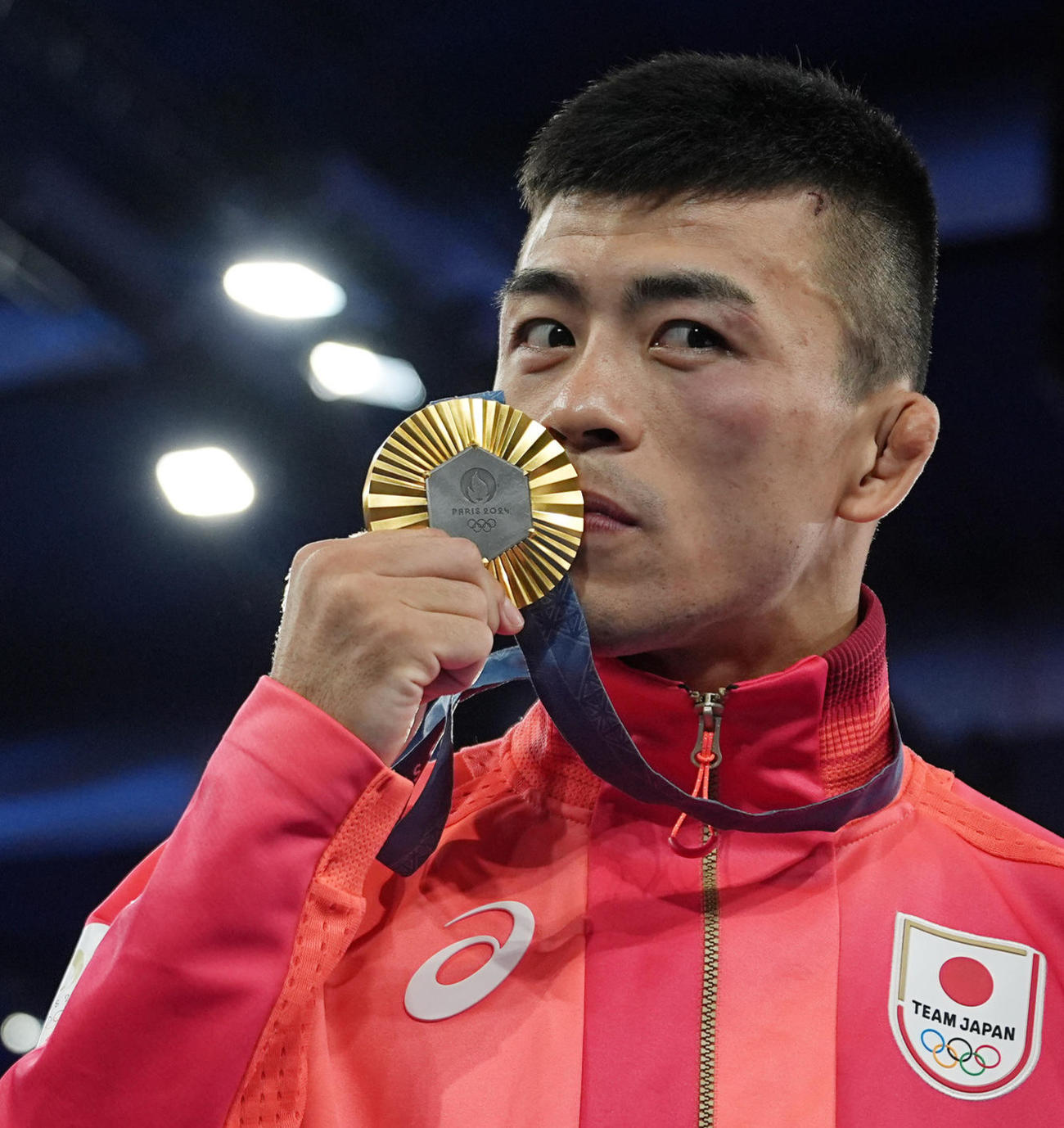 パリ五輪　レスリング男子グレコローマンスタイル60キロ級決勝　表彰式後、金メダルにキスをする文田健一郎（2024年8月6日撮影）