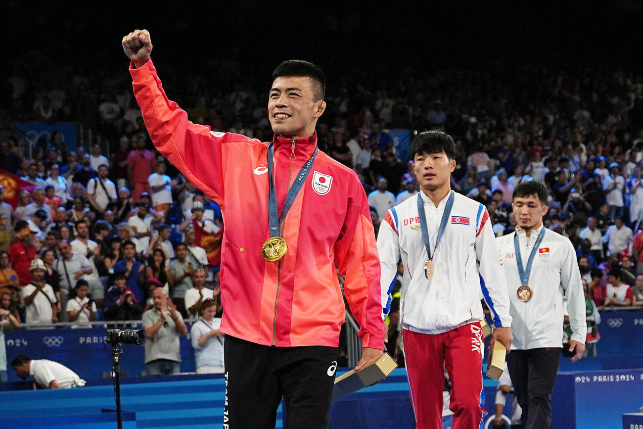 パリ五輪　レスリング男子グレコローマンスタイル60キロ級決勝　表彰式後、笑顔を見せる文田健一郎(2024年8月6日撮影)