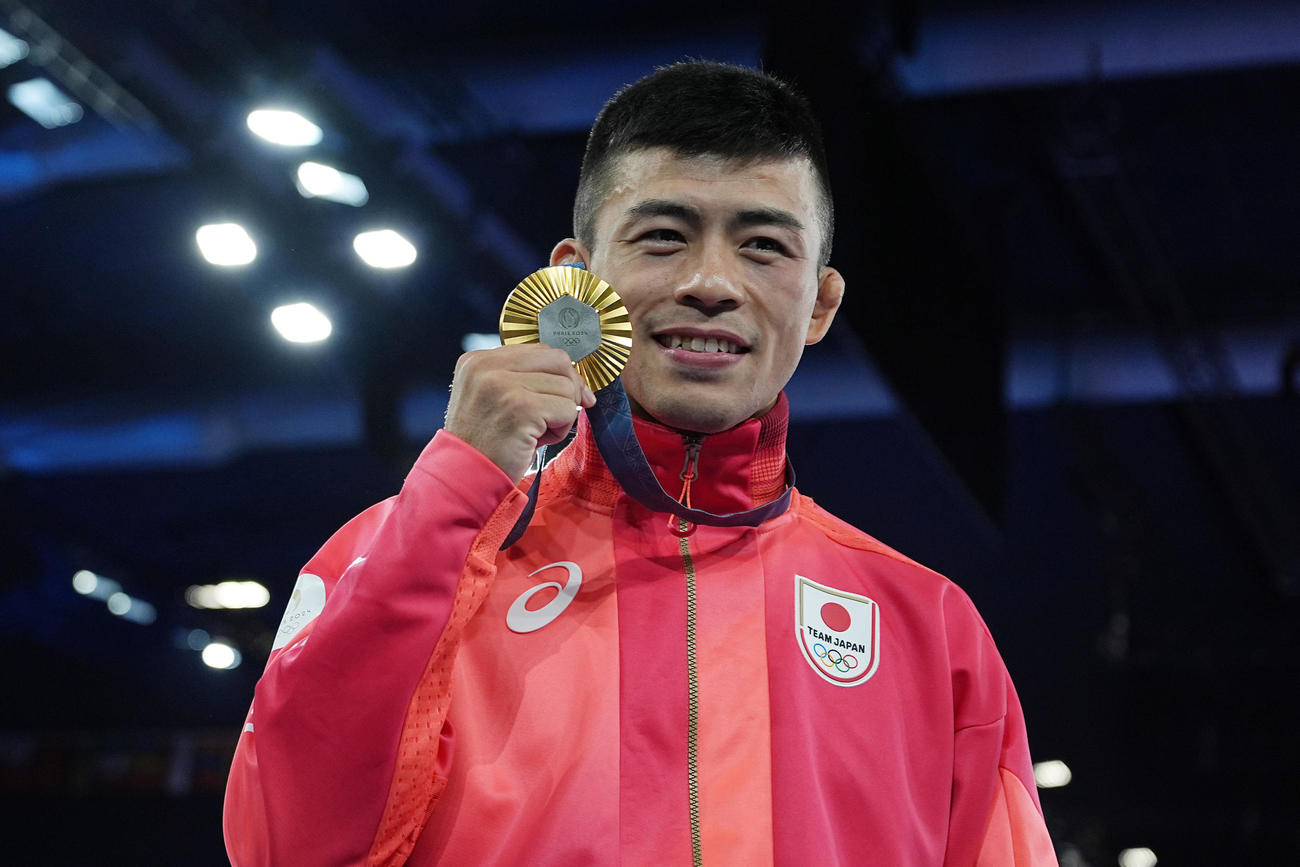 パリ五輪　レスリング男子グレコローマンスタイル60キロ級決勝　表彰式後、金メダルを手に記念撮影をする文田健一郎（2024年8月6日撮影）