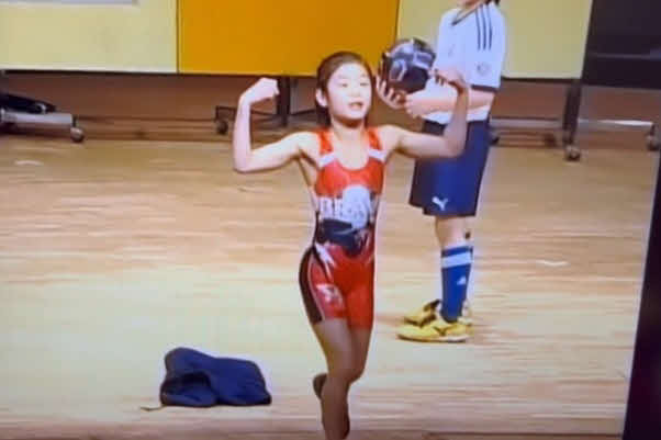 小学生時代の劇の会で「オリンピックに出る！」と宣言する尾崎（成城学園初等学校、提供）
