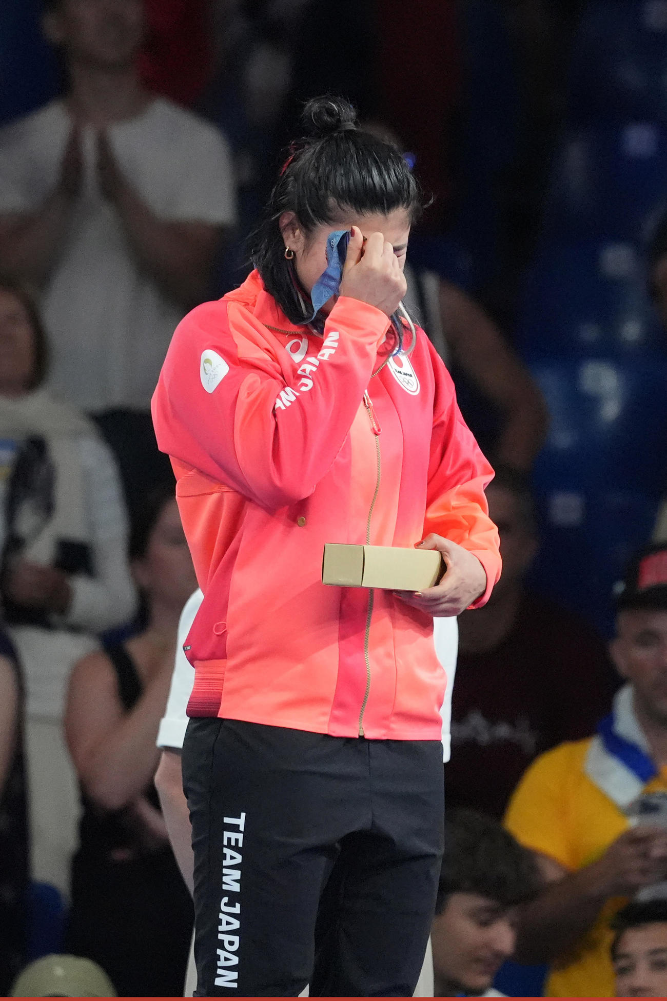 パリ五輪　女子フリースタイル68キロ級　表彰式で涙を流しながら銅メダルを手にする尾崎野乃香（撮影・パオロ　ヌッチ）
