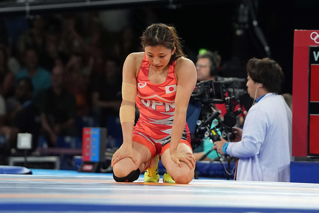 2024年8月6日、レスリング女子50キロ級1回戦　ビネシュに敗れてぼう然とする須崎（2024年8月6日撮影・パオロ　ヌッチ）