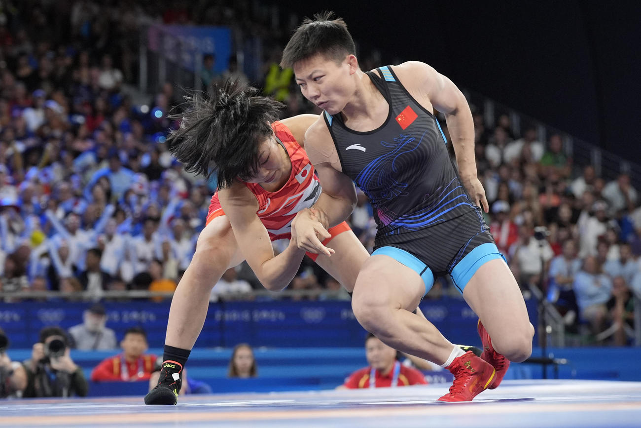 女子53キロ級準決勝　東京五輪銀メダルの龐倩玉（中国）を下して決勝進出を決めた藤波朱里（AP）