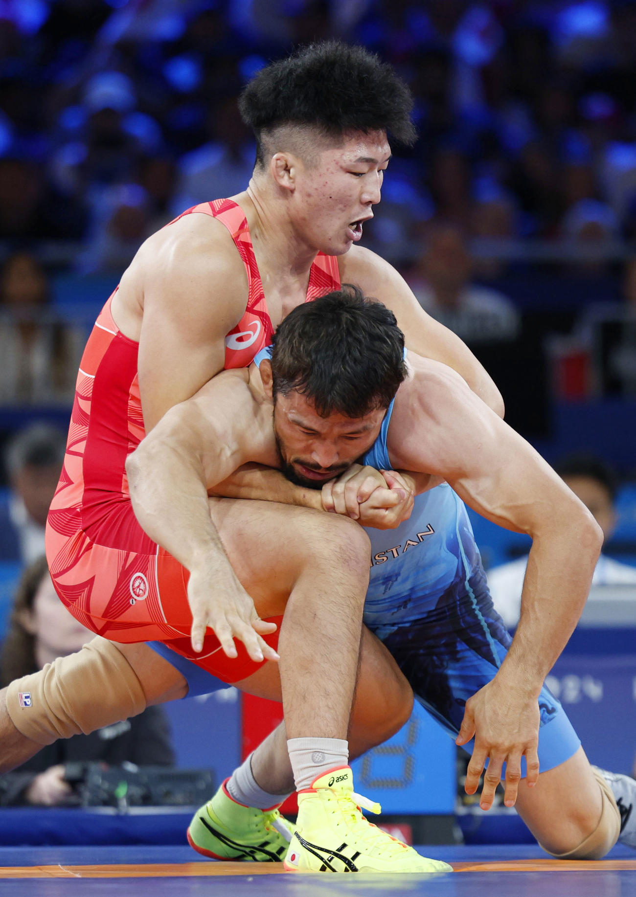 男子グレコローマン77キロ級決勝　カザフスタン選手（下）を攻める日下尚（共同）