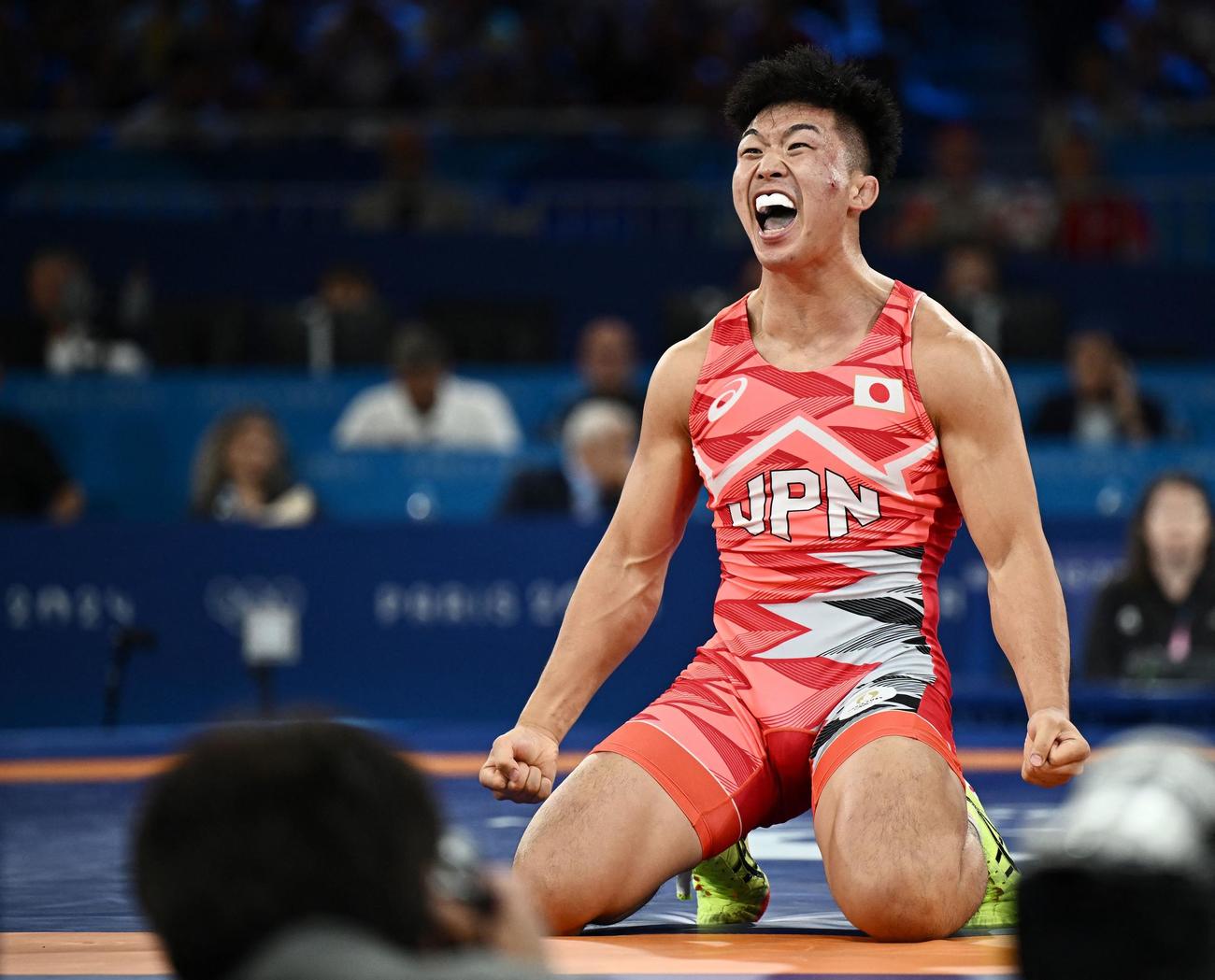 レスリング男子グレコローマンスタイル77キロ級決勝　金メダルを決め雄叫びをあげる日本の日下（右）（ロイター）