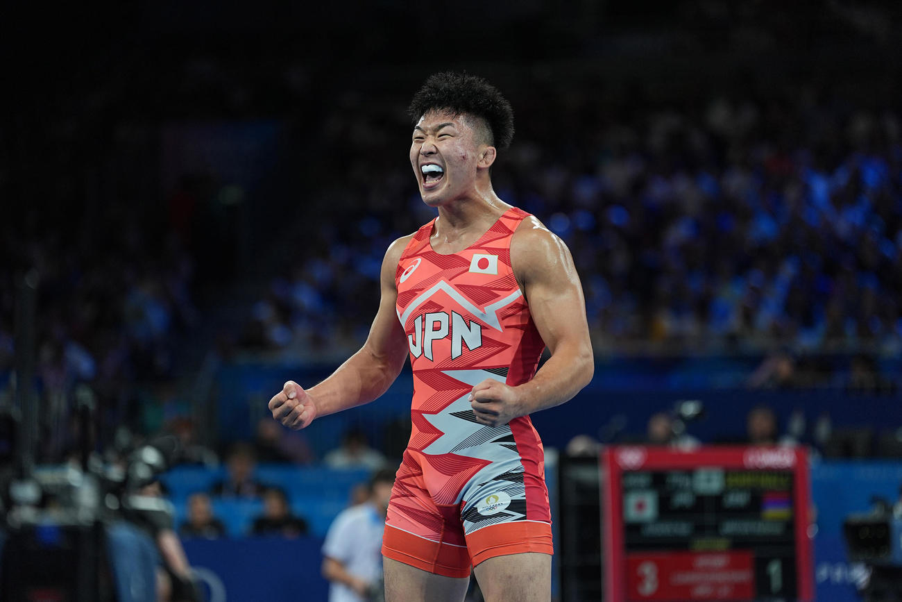 パリ五輪　レスリング男子グレコローマンスタイル77キロ級準決勝　アルメニアのマルハス・アモヤンを破り、雄たけびを上げる日下尚（撮影・パオロ　ヌッチ）