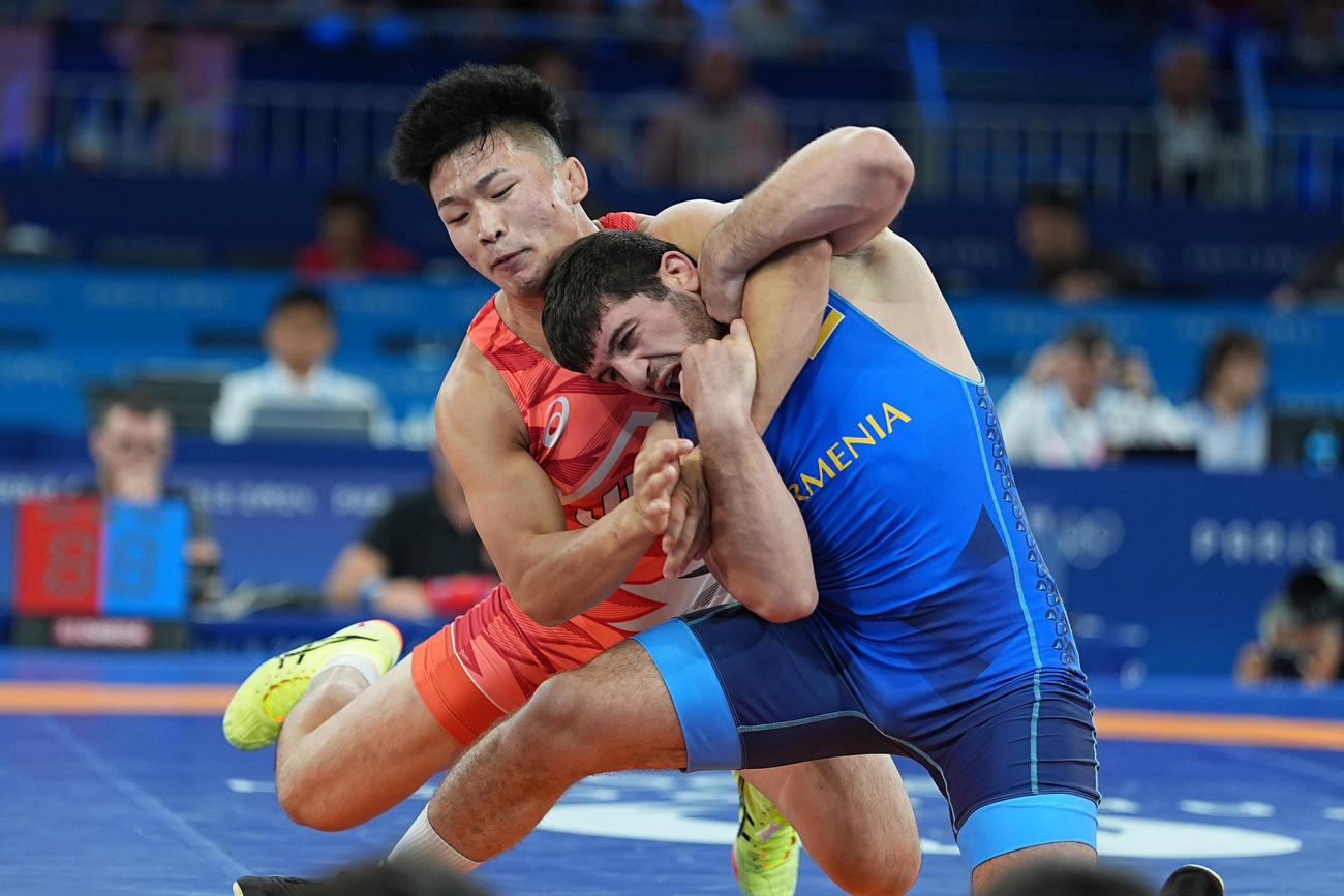 パリ五輪　レスリング男子グレコローマンスタイル77キロ級準決勝　アルメニアのマルハス・アモヤン（右）を攻める日下尚（撮影・パオロ　ヌッチ）