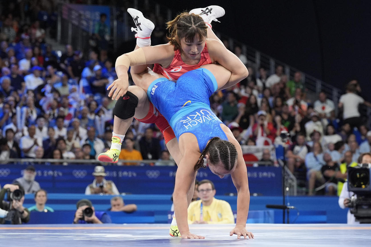 女子フリースタイル50キロ級3位決定戦　ウクライナのリヴァチ（下）と対戦する須崎（AP）  