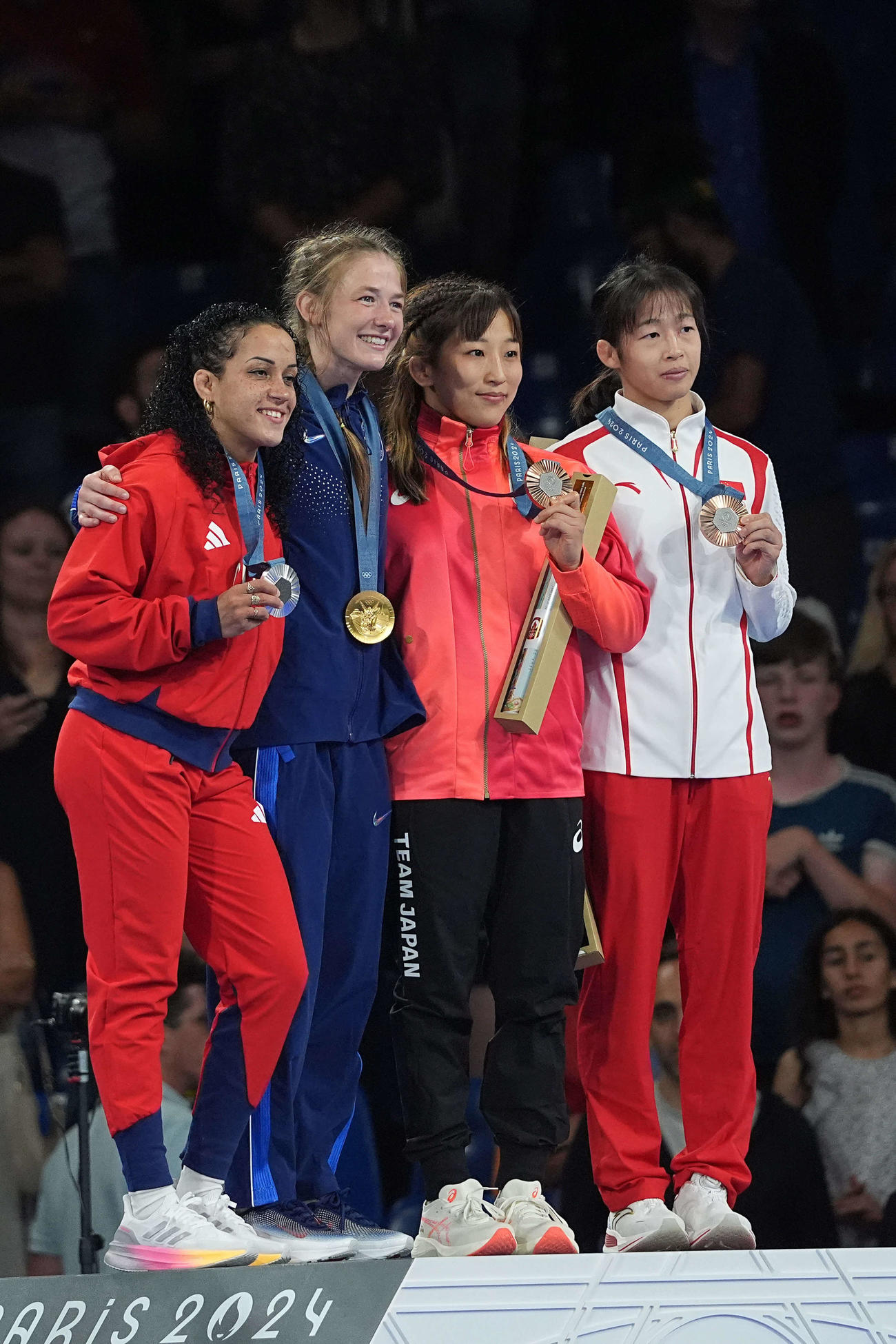 レスリング女子50キロ級で銅メダルの須崎（右から2人目）は表彰台で記念撮影。右から銅メダルの馮紫■（■は王ヘンに其）、1人おいて金メダルのヒルデブラント、銀メダルのグスマンロペス（撮影・パオロ　ヌッチ）