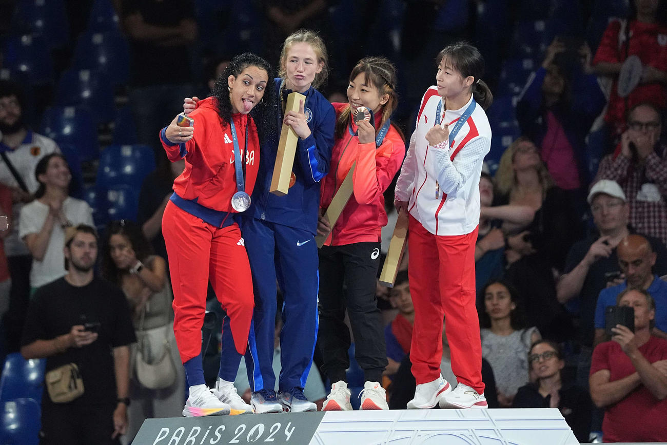 レスリング女子50キロ級で銅メダルの須崎（右から2人目）は表彰台で選手の自撮りに参加。右から銅メダルの馮紫■（■は王ヘンに其）、1人おいて金メダルのヒルデブラント、銀メダルのグスマンロペス（撮影・パオロ　ヌッチ）