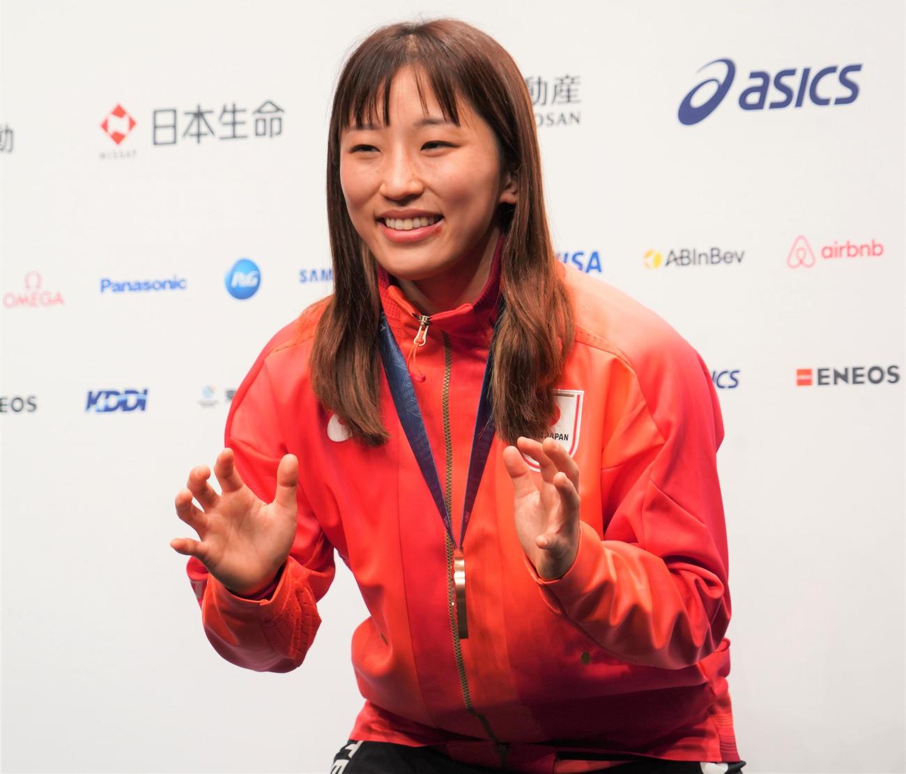 メダリスト会見に出席したレスリング女子50キロ級の須崎優衣（撮影・佐藤成）