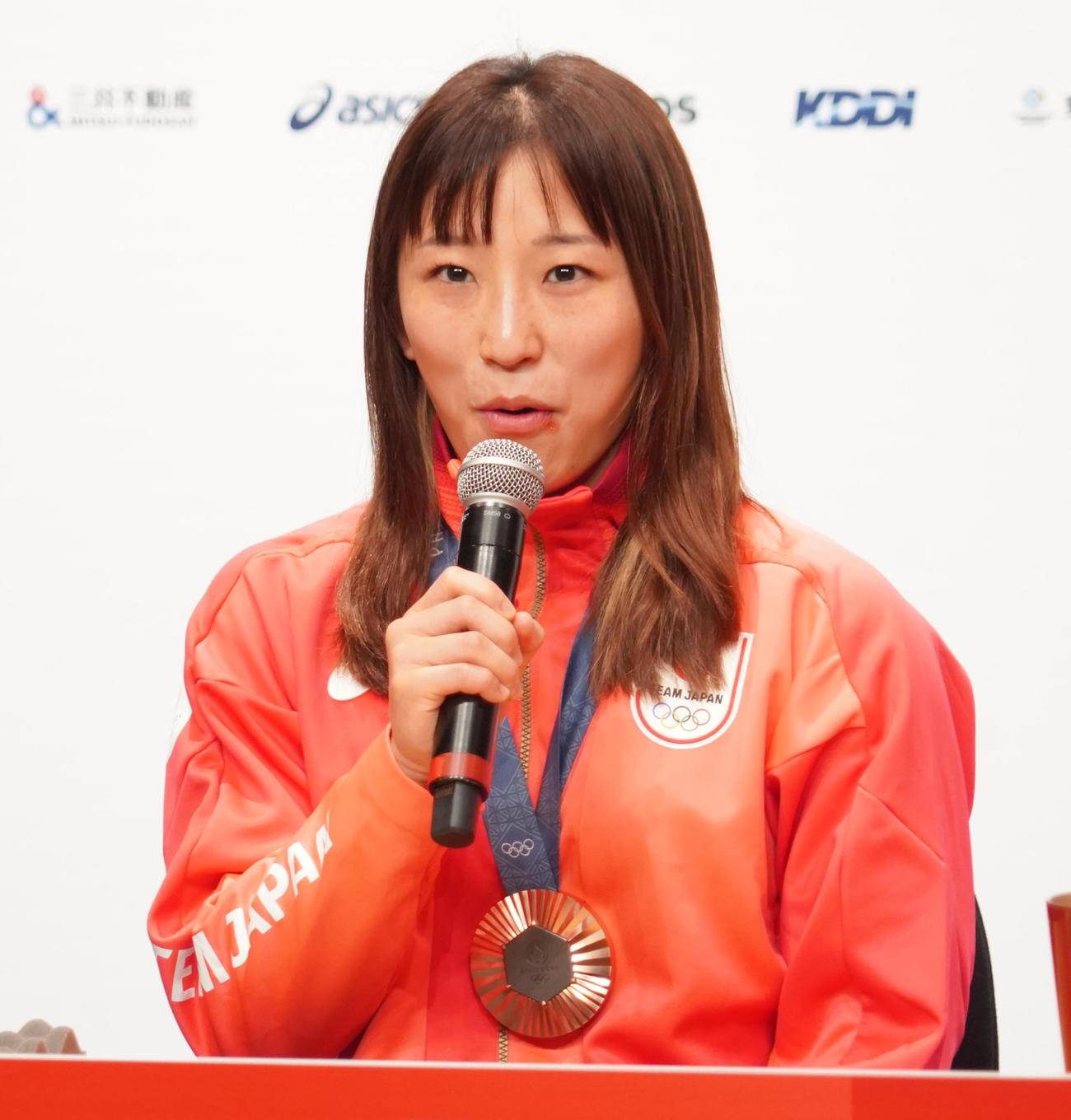 メダリスト会見に出席したレスリング女子50キロ級の須崎優衣（撮影・佐藤成）